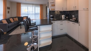 A modern apartment with a living area, a kitchen, and a dining space. - Ferienwohnung im Ferienpark Mueritz (Rechlin)