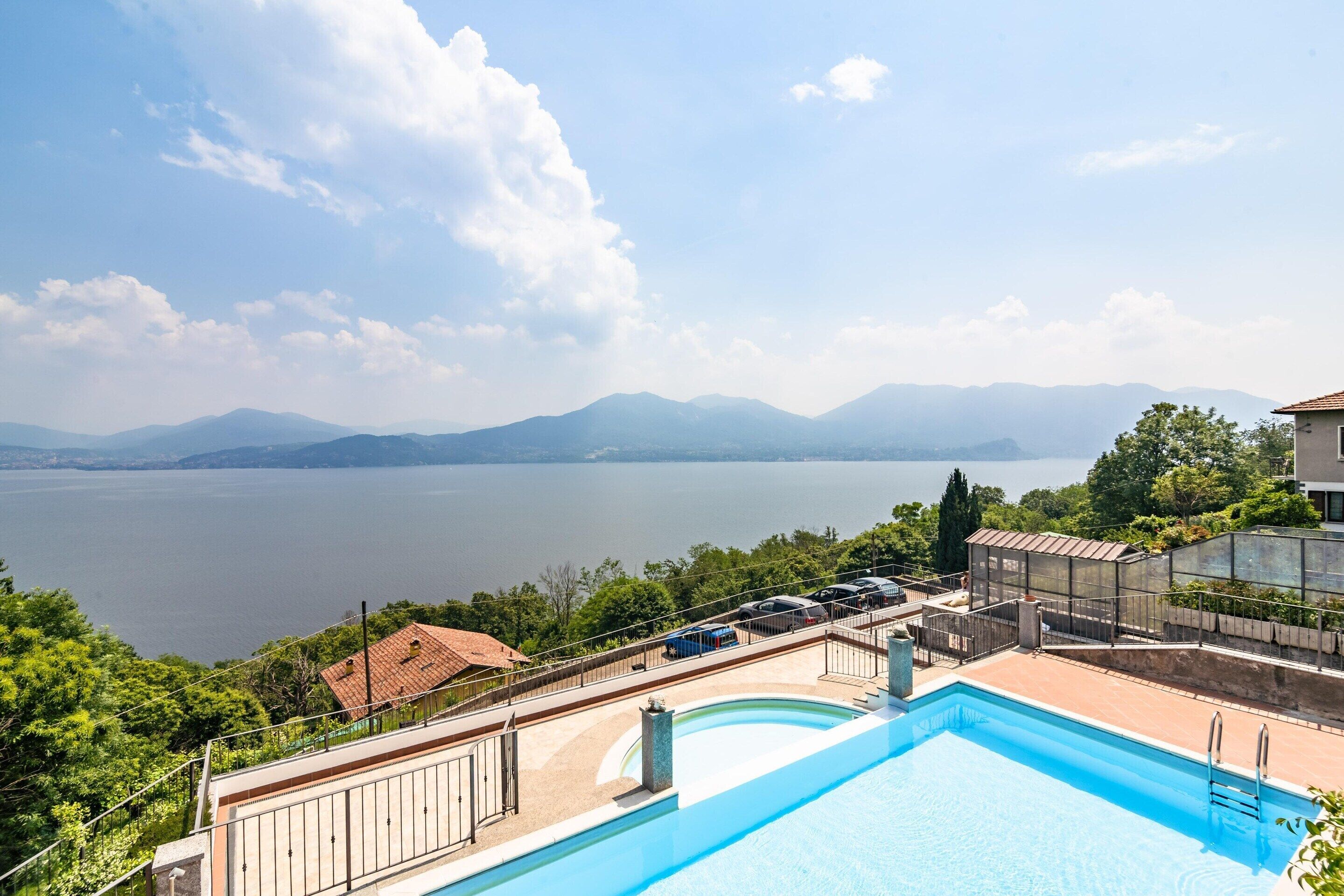 Une piscine avec vue sur un lac et des montagnes.