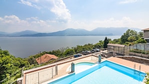 A swimming pool with a view of a lake and mountains. - Oggebbio Getaway With Views (Oggebbio)