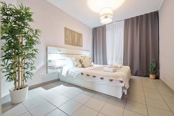 1 chambre, bureau, fer et planche à repasser, lit de bébé portatif