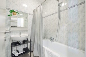 Een haardroger, handdoeken, zeep, shampoo