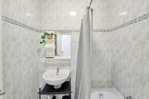 Sèche-cheveux, serviettes fournies, savon, shampoing