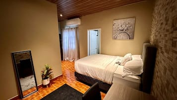 1 dormitorio, tabla de planchar con plancha, wifi y ropa de cama