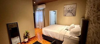 Cozy San Pedro Sula apartment with WiFi, AC, full kitchen, and comfy living room