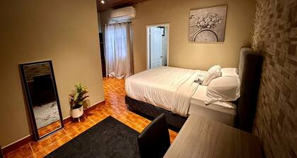 Cozy San Pedro Sula apartment with WiFi, AC, full kitchen, and comfy living room