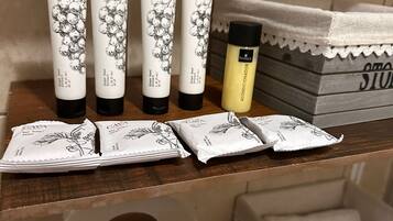 Regadera, secadora de cabello, bidet, toallas