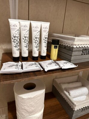 Shower, hair dryer, bidet, towels - Cozy San Pedro Sula apartment with WiFi, AC, full kitchen, and comfy living room (San Pedro Sula)