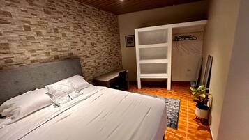 1 slaapkamer, een strijkplank/strijkijzer, wifi, beddengoed