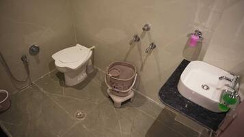 Deluxe Quadruple Room, City View | Bathroom | Shower, rainfall showerhead, free toiletries, shampoo