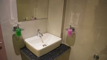 Deluxe Quadruple Room, City View | Bathroom | Shower, rainfall showerhead, free toiletries, shampoo