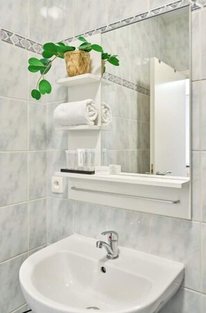 Hårføner, håndklær, såpe og toalettpapir