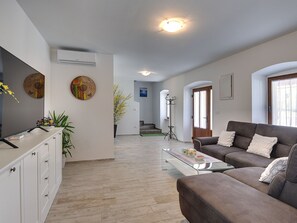 House | Living area - Spacious Villa With Pool (Marcana)