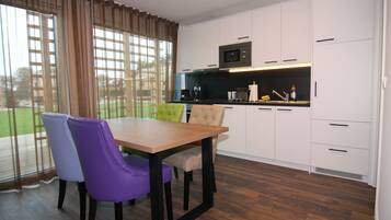 Rumah | Dapur pribadi | Ketel listrik, pemanggang roti, dan kursi makan untuk bayi