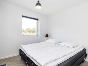 House | 5 bedrooms, individually furnished - 12 Person Holiday Home in Vaeggerlose (Vaeggerlose)