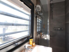 Bathroom - Houseboat in Lemmer With Harbor Views (Lemmer)