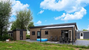 Una moderna area patio esterna con tavolo e sedie e una piscina gonfiabile blu.