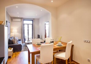 Apartment | Dining - Premium Apartment in Barcelona (Barcelona)