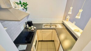 Kaffetrakter/tekoker, kjøleskap, mikrobølgeovn og ovn