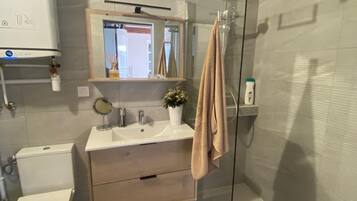 Douche, sèche-cheveux, serviettes fournies, savon