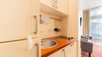Apartemen | Dapur pribadi | Ketel listrik, pemanggang roti, dan kursi makan untuk bayi