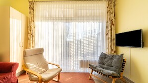 Apartment | Living room - Elegant Eingerichtete Ferienwohnung (Mirow)