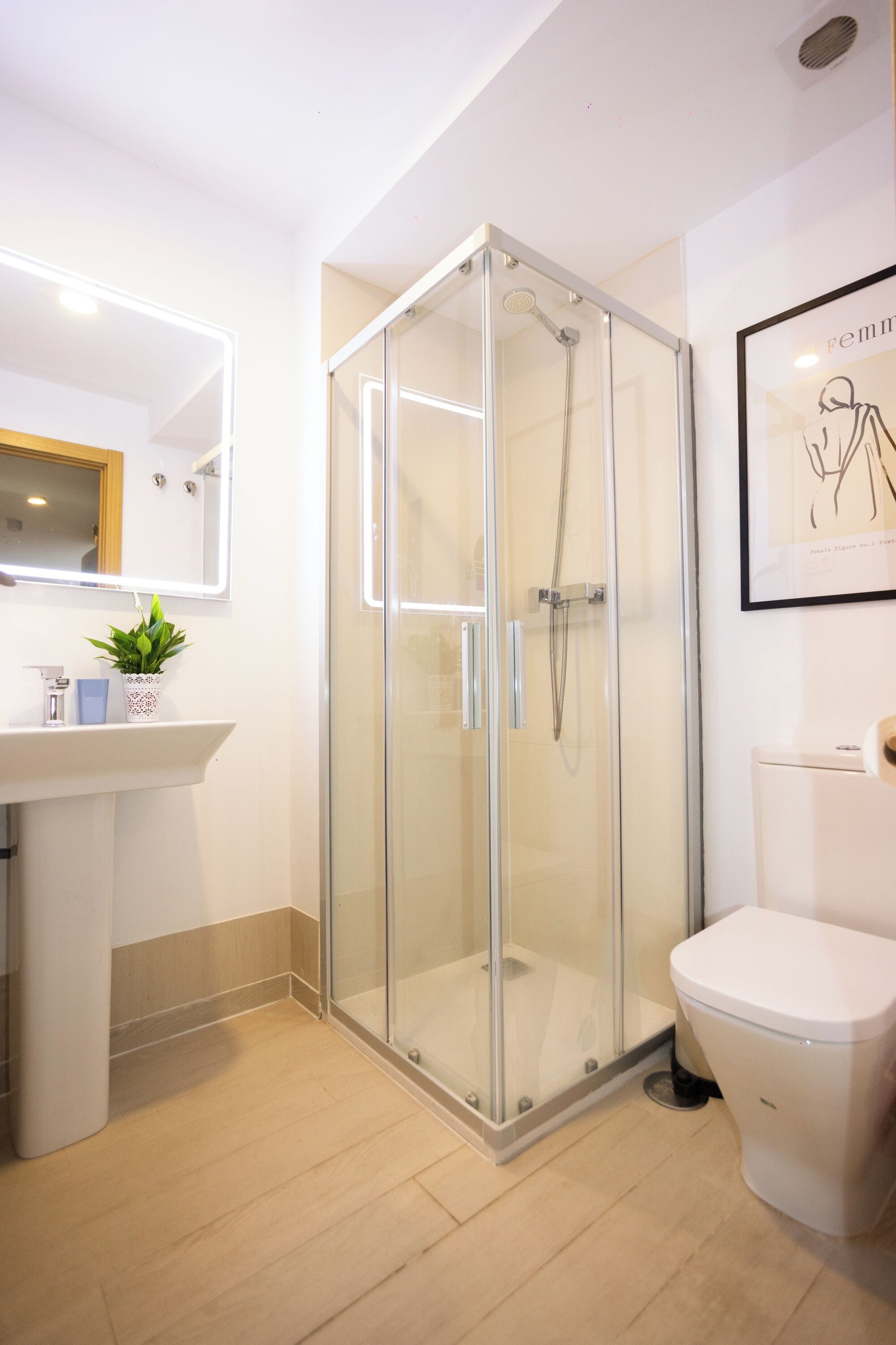 华丽别墅, 城市景观 | 浴室 | 独立的浴缸和淋浴、吹风机、毛巾、肥皂