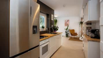 Deluxe villa, uitzicht op stad | Privékeuken | Een koelkast, een magnetron, een oven, een kookplaat