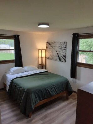 4 室のベッドルーム、デスク、アイロン / アイロン台、WiFi (無料)