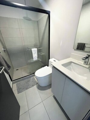 Douche, serviettes fournies, savon, shampooing
