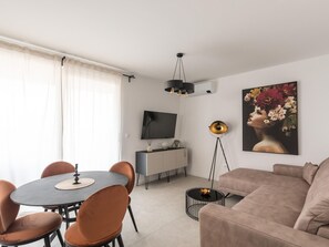 Villa | Dining - Apartment in Split Near the Adriatic Coast (Podstrana)