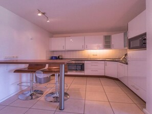 Appartement | Cuisine privée | Bouilloire électrique, grille-pain, chaise haute
