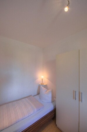 2 bedrooms, individually furnished, bed sheets - Ferienwohnung im Ferienpark Mueritz (Rechlin)