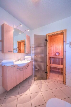 Apartment | Bathroom | Towels