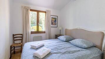 2 chambres, fer et planche Ă repasser, draps fournis