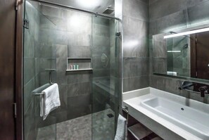 Regadera, amenidades de baño gratuitas, secadora de cabello, bidet
