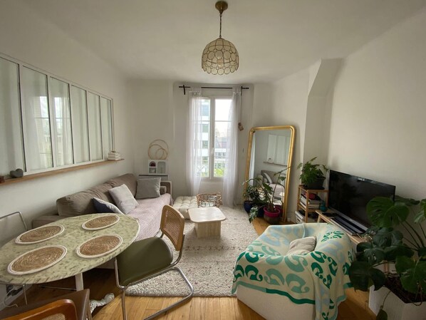 TV - Quiet, bright apartment near Paris (Clichy)