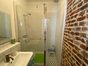 Hair dryer, towels