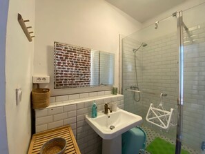 Hair dryer, towels - Quiet, bright apartment near Paris (Clichy)