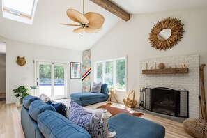 スマートテレビ、暖炉、テレビゲーム、書庫