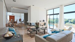 Een televisie en een open haard