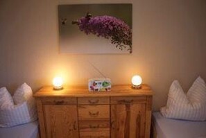 Căn hộ | 2 phòng ngủ, trang bị nội thất với thiết kế riêng biệt, bộ trải giường 