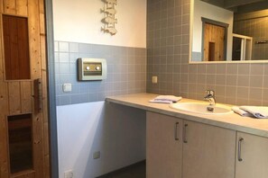 Bathroom - Ferienhaus im Skandinavischen Stil (Mirow)