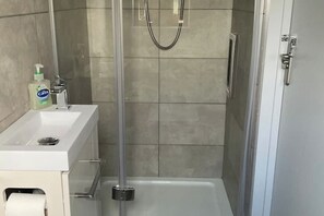 Sèche-cheveux, serviettes fournies, savon, shampoing