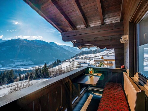 Holiday Flat with Pool Access