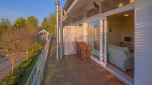 Una casa moderna con balcón, ventanas amplias y vistas del entorno.