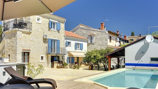 Pool | Outdoor pool - Apartment in Croatia Near Stunning Coastline (Pula)