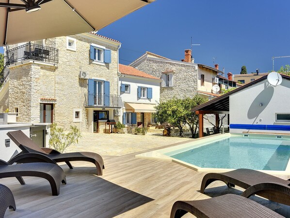 Apartment | Pool | Outdoor pool - Apartment in Croatia Near Stunning Coastline (Pula)