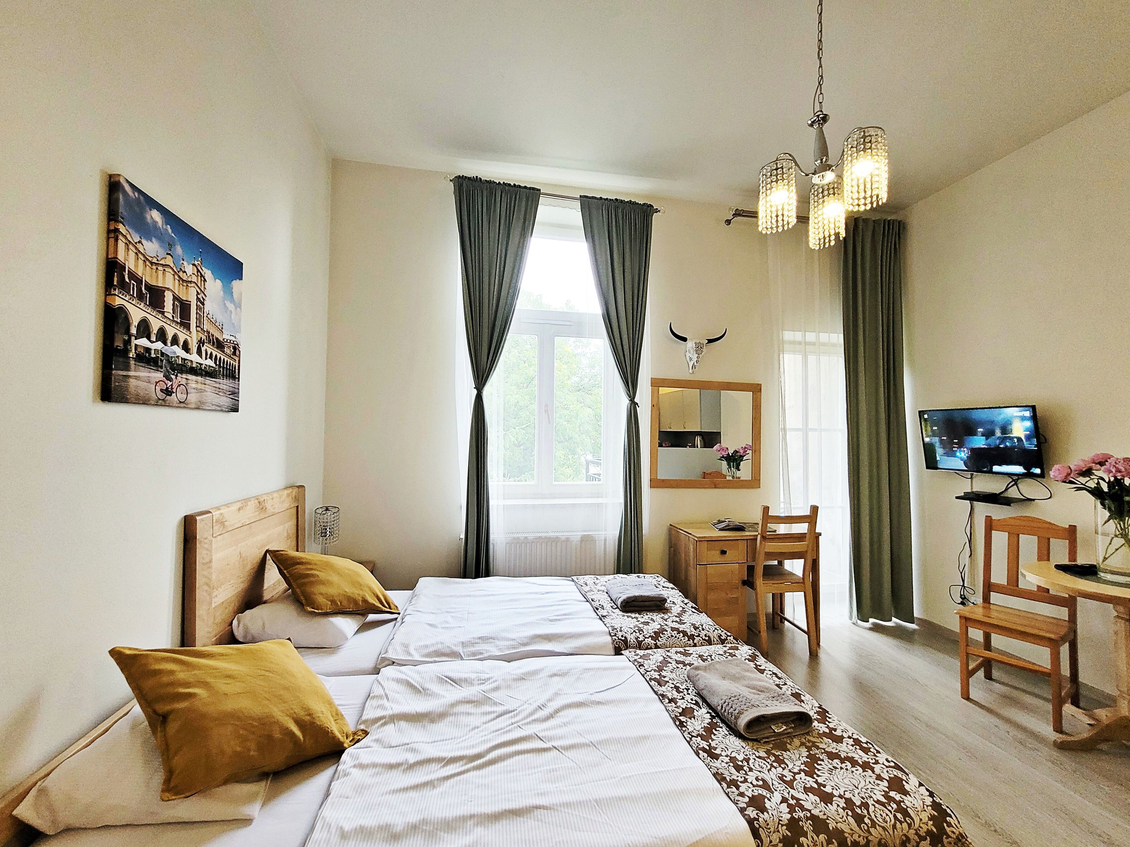 خزنة داخل الغرفة ومكتب ومساحة عمل للكمبيوتر المحمول ومكواة/لوح كي