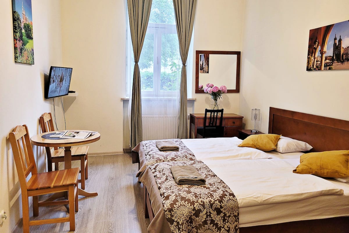 Standard Studio Suite, Courtyard View | Living area