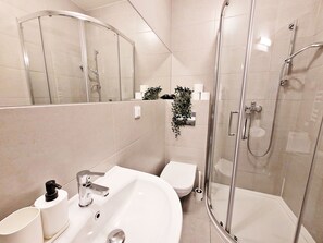 Standard Studio Suite, City View | Bathroom | Shower, hair dryer, towels, soap - DReAM Post Aparthotel (Kraków)